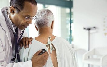 معاینه پزشک برای تشخیص انسداد ریوی مزمن