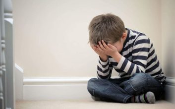 کودکی که دچار تروما شده است