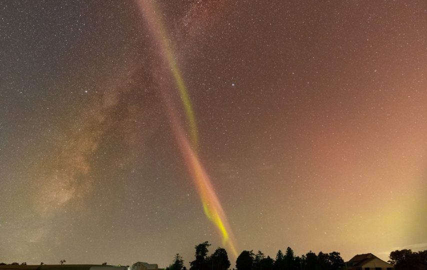 تلاقی پدیده‌ STEVE و راه شیری با جاده روستایی