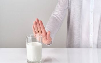 حذف شیر و فرآورده‌های آن از رژیم غذایی اصلی‌ترین راه درمان حساسیت به شیر است