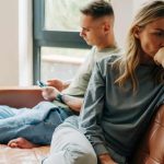 زنی ناراحت از اینکه همسرش قدرش را نمی‌داند