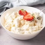 پنیر کاتیج؛ ارزش غذایی، طرز تهیه و فواید آن 8 پنیر کاتیج با توتفرنگی