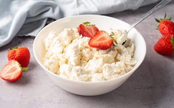 پنیر کاتیج با توت‌فرنگی