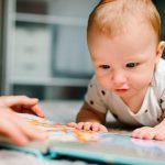 کتاب خواندن برای نوزاد؛ فواید، زمان شروع و روش انجام 9 آشنایی نوزاد با کتاب