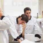 ۱۲ نشانه همکار سمی؛ چطور در محیط کار با او برخورد کنیم؟ 3 ناراحتی کارکنان سازمان از همکار سمی