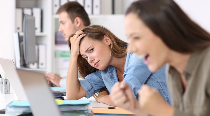 اهمیت ندادن به فکر دیگران؛ چرا و چگونه؟ 7 دوری از مقایسه و ناامیدی