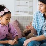 آیا باید با فرزندتان دوست باشید؟ روش ایجاد رابطه صمیمانه اما متعادل 3 مادر و دختر در حال صحبتکردن