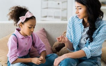 مادر و دختر در حال صحبت‌کردن