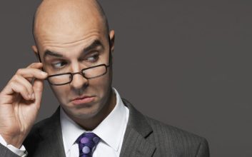 فاصله گرفتن از افراد قضاوت‌گر