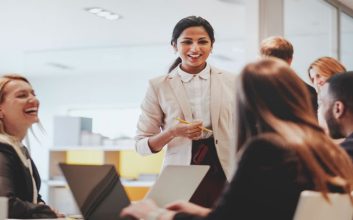 ۱۰ نکته برای بیشتر دیده شدن در محیط کار