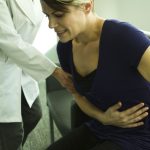 تب مدیترانه ای خانوادگی؛ علائم، علت، روش تشخیص و درمان 2 مراجعه زن مبتلا به درد شکم به پزشک برای تشخیص تب مدیترانه ای