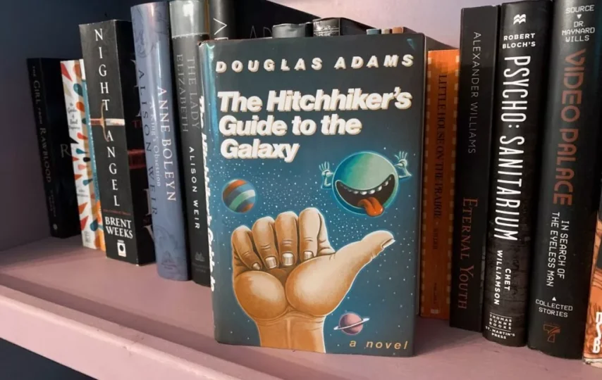 راهنمای مسافران کهکشان به کتابفروشی‌ها می‌رسد