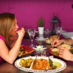 غذا خوردن با دست؛ خوب یا بد؟ 12 زوجی در حال غذا خوردن با دست