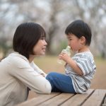 چطور با بچه ها حرف بزنیم؟ نکاتی که باید بدانید 2 هنگام حرف زدن با بچه ها خود را در سطح آنها پایین بیاورید.