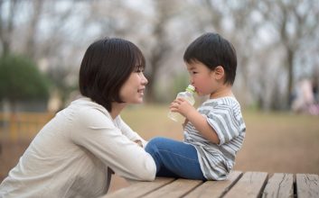 هنگام حرف زدن با بچه ها خود را در سطح آنها پایین بیاورید.