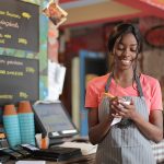 عشق در کسب و کار؛ زنی که با لبخند در حال گرفتن سفارش مشتری است