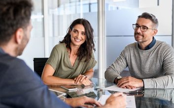 کمک گرفتن از یکی از همکاران قابل اعتماد برای تغییر نظر همکاری مخالف