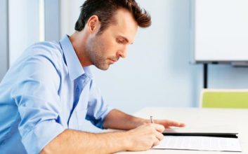 مرپی در حال پرکردن پرسش‌نامه تست MMPI