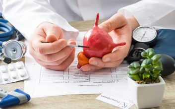 پزشک در حال توضیح روند سیستوسکوپی روی مدلی از مثانه