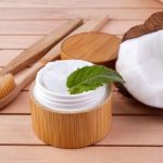 مزایای خمیر دندان خانگی + طرز تهیه ۴ نوع پرطرفدار آن 6 نارگیل و روغن آن از مواد اولیه ساخت خمیر دندان خانگی