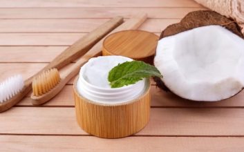 نارگیل و روغن آن از مواد اولیه ساخت خمیر دندان خانگی