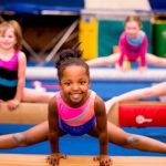 ژیمناستیک کودکان؛ هرآنچه باید بدانید 6 کودکان در حال انجام حرکات ژیمناستیک ـ ژیمناستیک کودکان