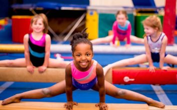 کودکان در حال انجام حرکات ژیمناستیک ـ ژیمناستیک کودکان