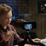 پسر نوجوانی در حال صحبت جلوی دوربین و یوتیوبری