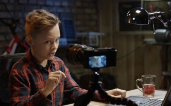 پسر نوجوانی در حال صحبت جلوی دوربین و یوتیوبری