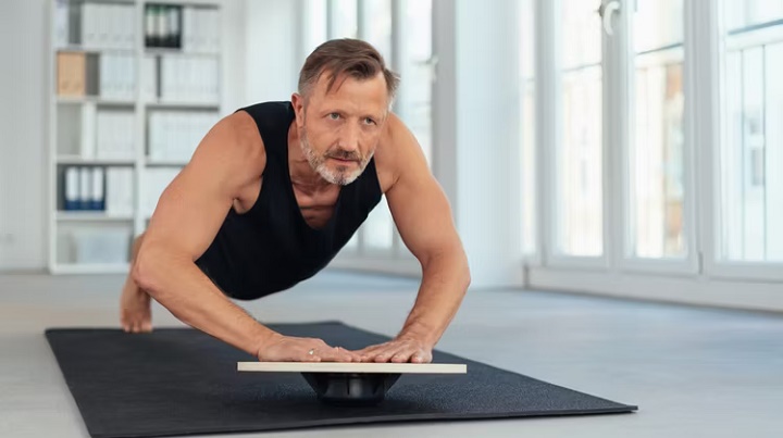 تخته اعتدال چیست و چه مزایایی دارد + ۶ تمرین برای اغاز کار 29 انجام حرکت شنا با تخته تعادل