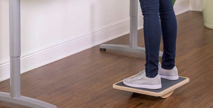 تخته اعتدال چیست و چه مزایایی دارد + ۶ تمرین برای اغاز کار 24 تمرین اولیه حفظ تعادل با استفاده از تخته تعادل