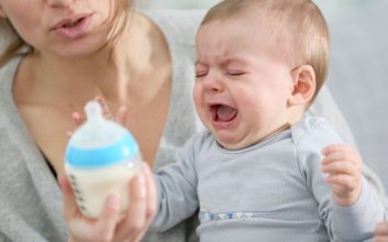 گریه نوزاد به خاطر خوردن شیر فاسد