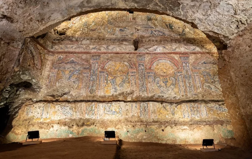 باستان‌شناسان در رم موزاییک صدفی 2300 ساله کشف کردند + عکس