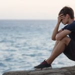 هراس از آب؛ دلایل و راه حلهای درمان آب هراسی 2 پسر مبتلا به آکوفوبیا در کنار دریا