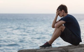 پسر مبتلا به آکوفوبیا در کنار دریا