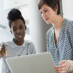 چطور به رئیسمان بگوییم حجم کارمان زیاد است؟ 5 صحبت و مذاکره با رئیسمان درباره کار زیادمان