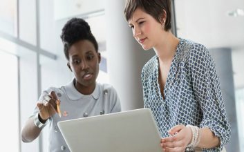 صحبت و مذاکره با رئیسمان درباره کار زیادمان