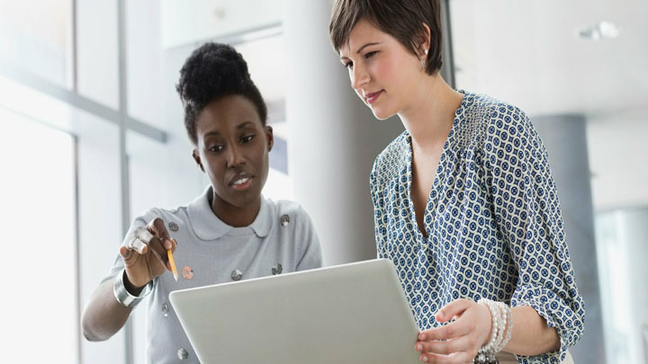 صحبت و مذاکره با رئیسمان درباره کار زیادمان