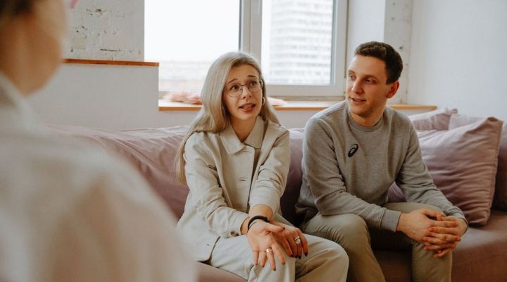 دلبستگی آشفته؛ علائم، علت و تأثیر آن بر روابط اجتماعی و عاطفی ما 8 مراجعه به درمانگر برای مقابله با دلبستگی آشفته