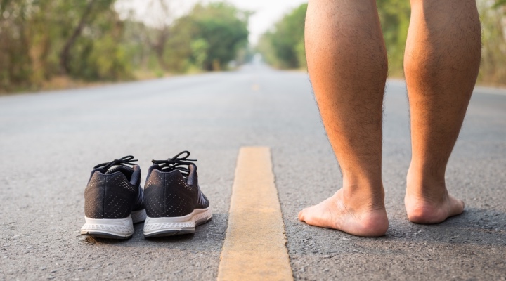 ورزش بدون کفش؛ آیا زمان ورزش حتما باید کفش بپوشیم؟ 6 پیاده روی بدون کفش