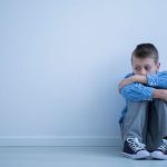 دلبستگی آشفته؛ علائم، علت و تأثیر آن بر روابط اجتماعی و عاطفی ما 3 کودک با دلبستگی آشفته از والدین و دیگران دوری میکند