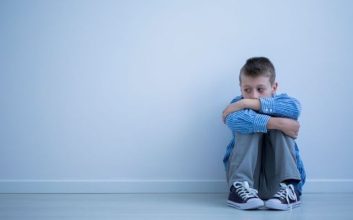 کودک با دلبستگی آشفته از والدین و دیگران دوری می‌کند