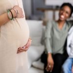 پدر و مادر در حال نگاه‌کردن به مادر جایگزین