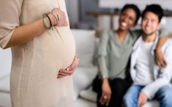 پدر و مادر در حال نگاه‌کردن به مادر جایگزین