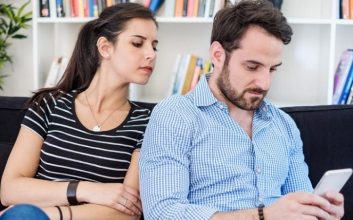 نقض حریم خصوصی طرف مقابل و جاسوسی از گوشی موبایل طرف مقابل به دلیل عشق وسواسی