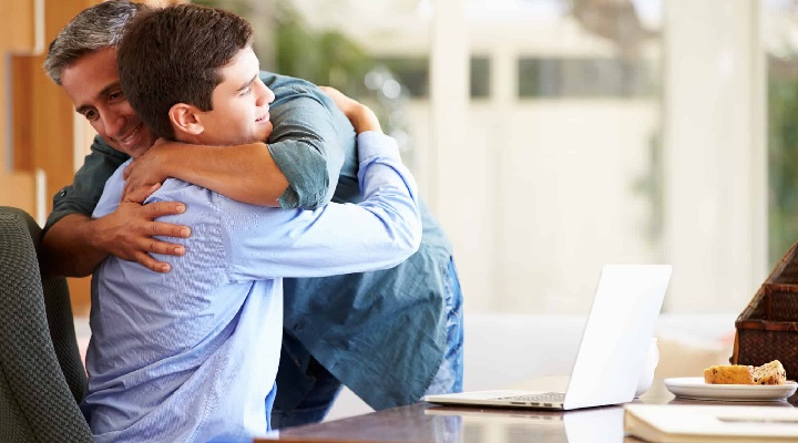 علت دعوای پدر و پسر؛ ۷ پیشنهاد برای تحکیم رابطه پدر و پسری 6 حل اختلاف پدر و پسر ـ پدر و پسری که یکدیگر را در آغوش گرفتهاند