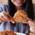 زنی در حال خوردن سینه مرغ سوخاری