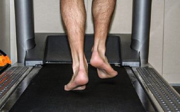 دویدن روی تردمیل بدون کفش