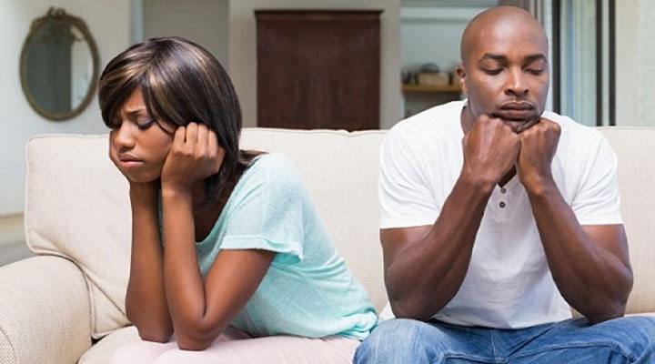 پورنوگرافی چه تأثیری بر رابطه جنسی و عاطفی دارد؟ 6 زن و شوهر در حالت قهر و ناراحتی که ممکن است ناشی از تمایل به تماشای پورنوگرافی باشد