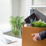 چطور نامه استعفا بنویسیم + نکاتی برای اثرگذاری زیاد تر 6 مردی در حال ترک شغلش پس از نوشتن استعفا نامه